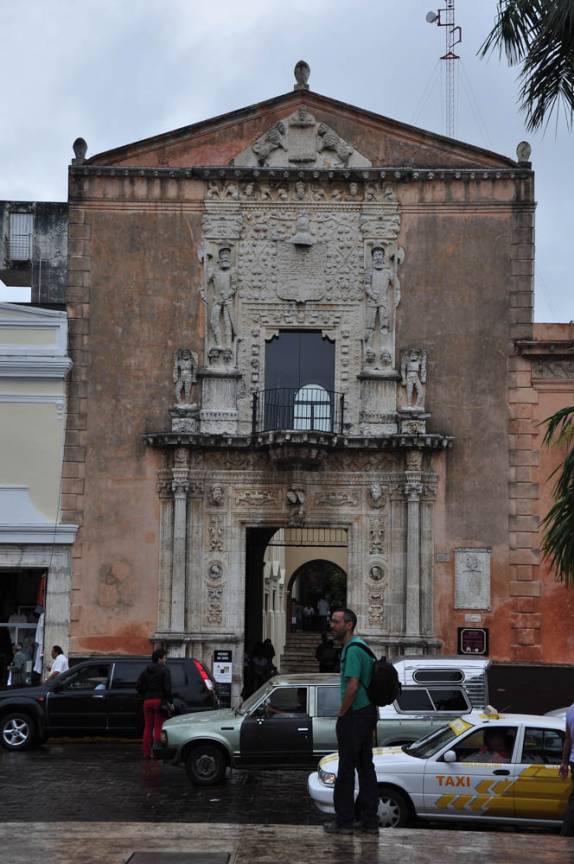Passeando em dia de chuva pelo centro histórico de Mérida, no sul do México